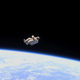 Imagen para el artículo titulado El satélite más espeluznante de la historia fue esta silueta de un astronauta vagando por el espacio